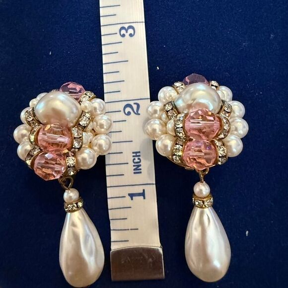 Pink and white vintage clip on earrings - Picture 1 of 3